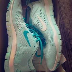NWOT Women’s size 7 Nike Free 5.0- teal